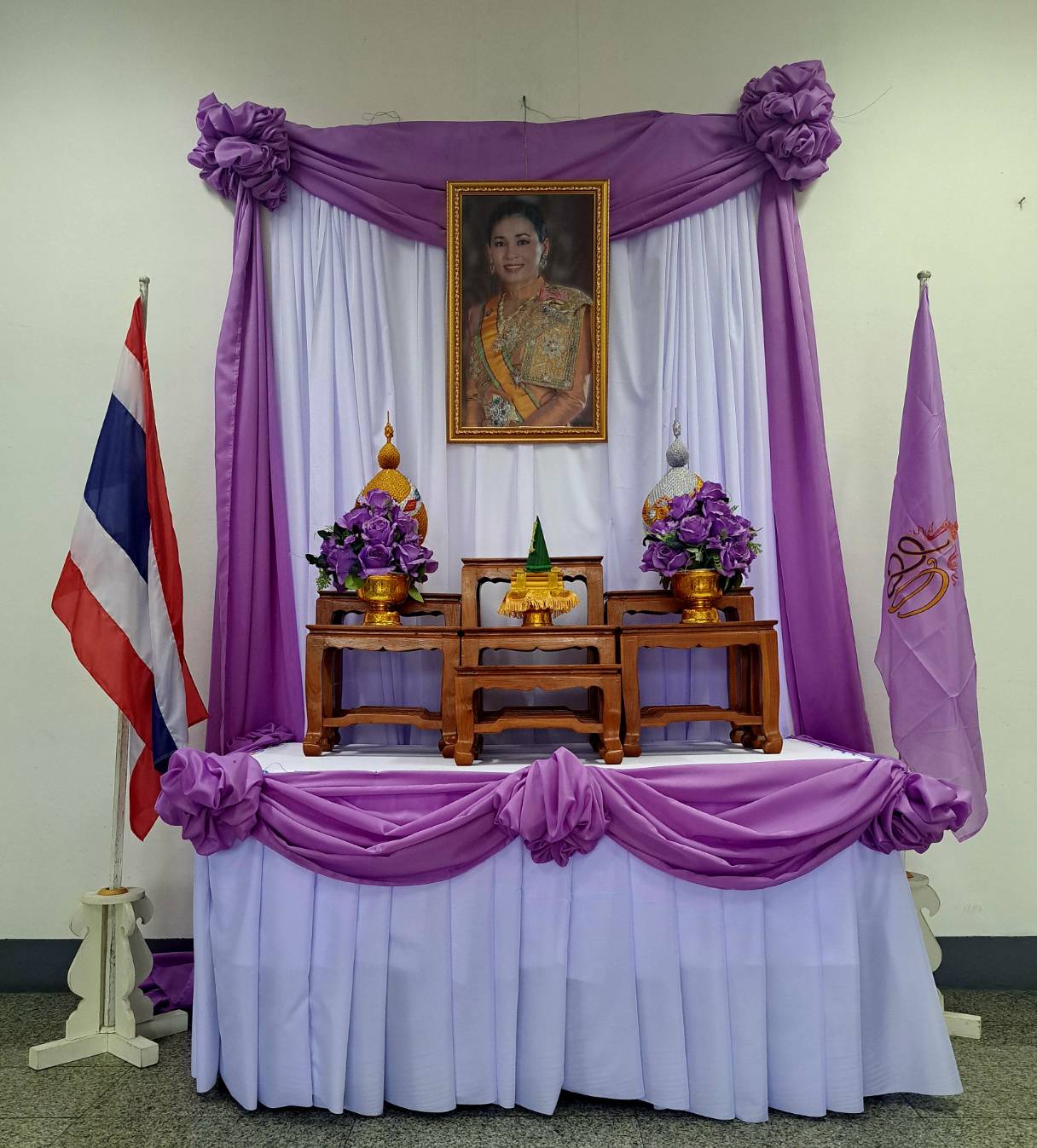 สำนักงานทางหลวงที่ ๑๐ จัดตั้งโต๊ะหมู่ประดิษฐานพระบรมฉายาลักษณ์สมเด็จพระนางเจ้าฯ พระบรมราชินี